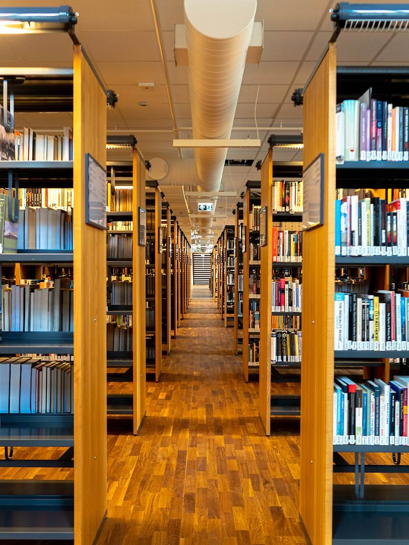 Böckerna på plan 1 är tillbaka på sina ordinarie hyllor. 