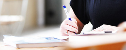 Närbild på student som studerar med bok