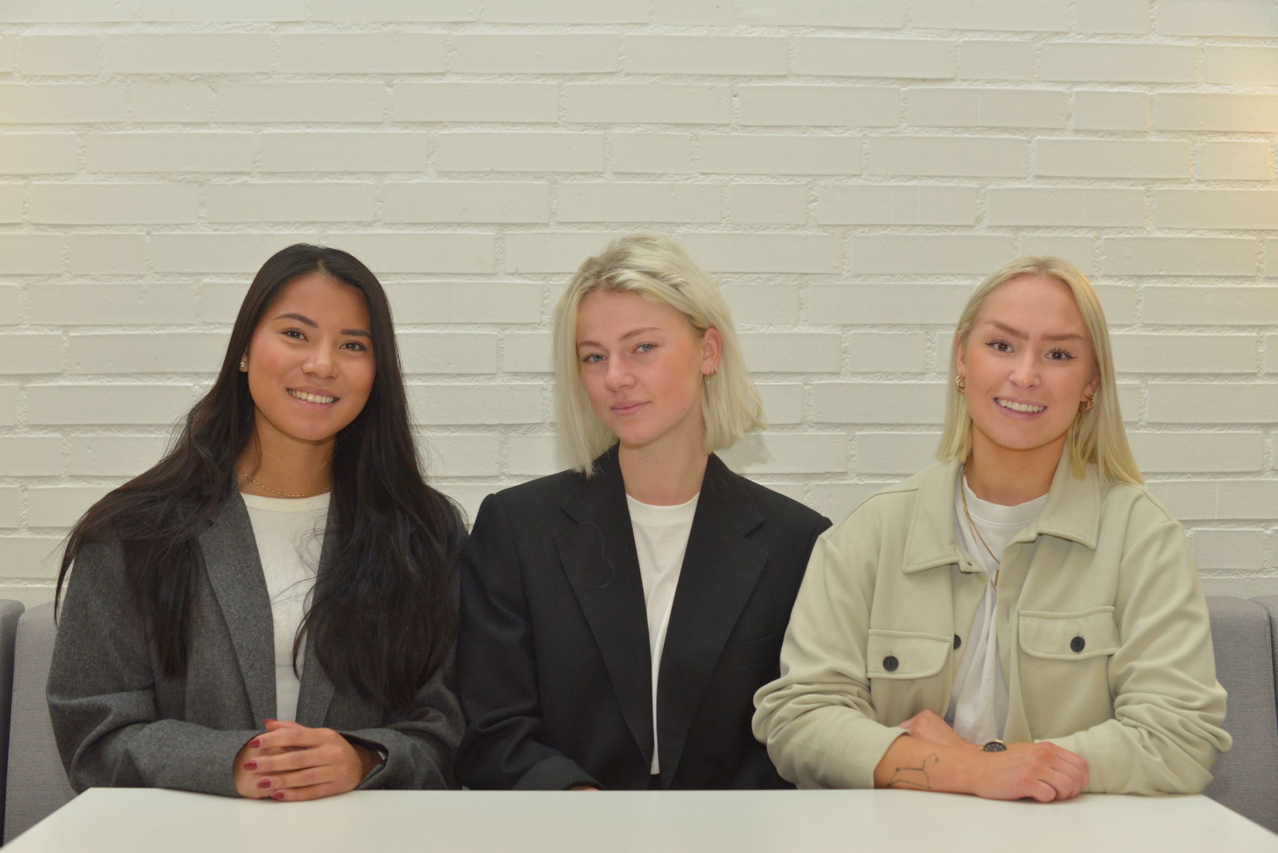 Emma Aasa, Frida Larsen and Swezin Yu who are studying various engineering programmes sitting down at JTH.