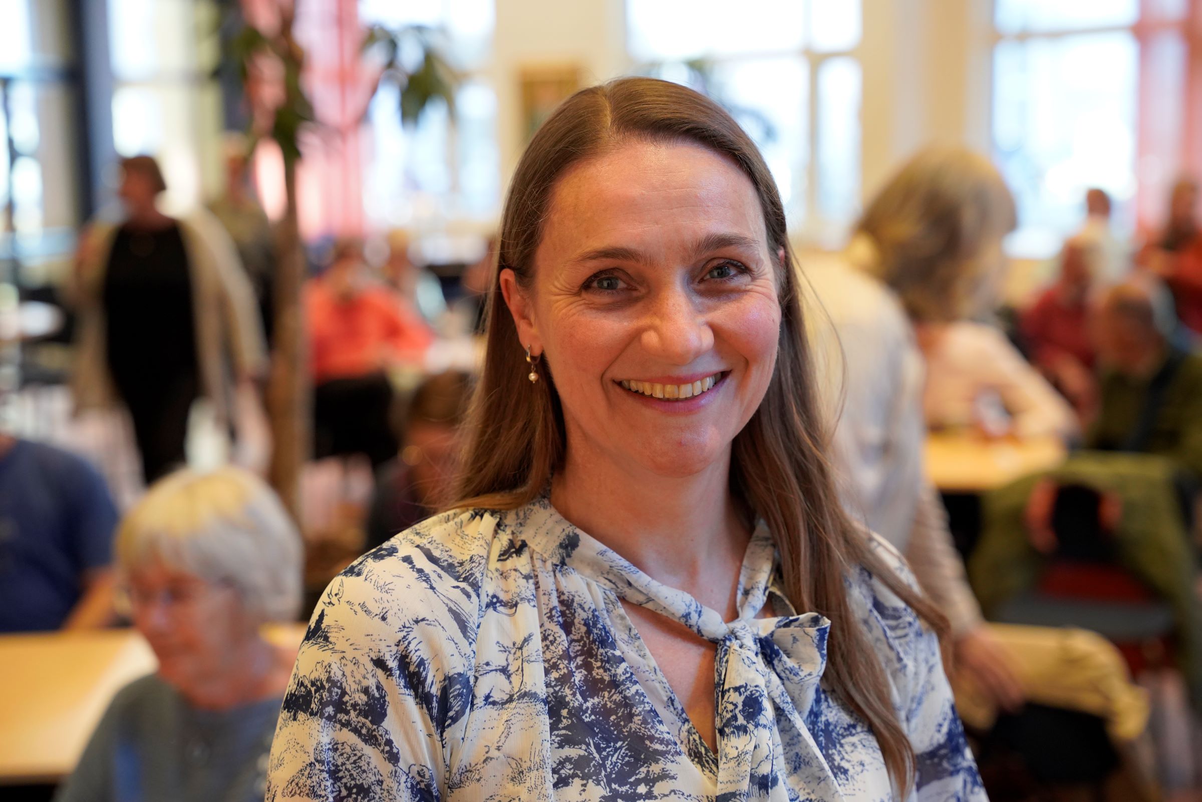 Leende kvinna efter föreläsning.