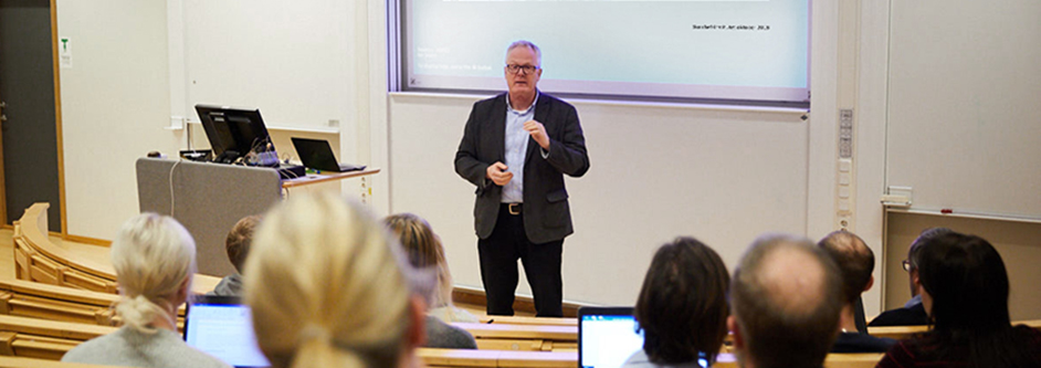 Man längst fram i föreläsningssal