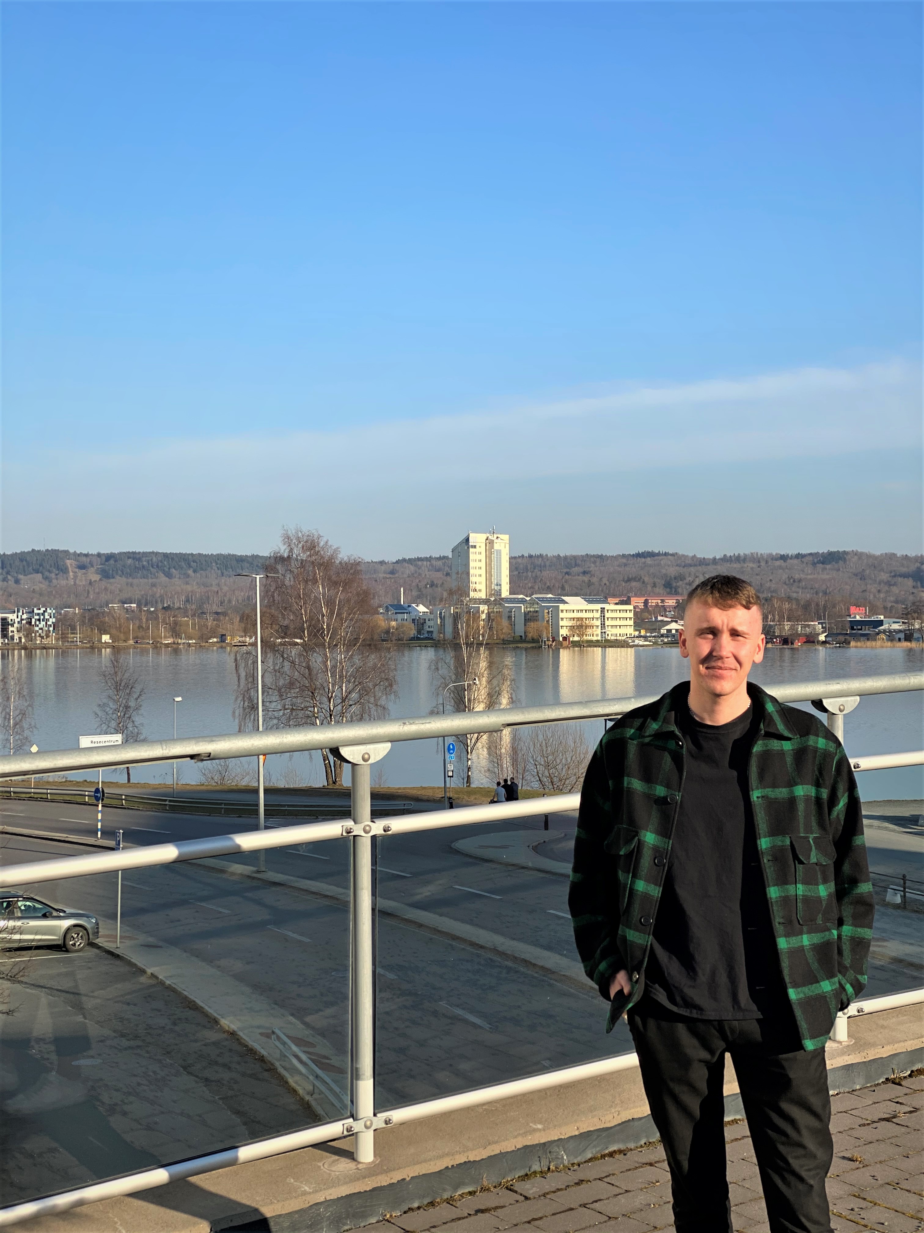 Danne, student, med Munksjön i bakgrunden