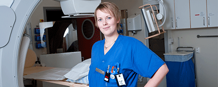 Kvinna framför röntgenapparat