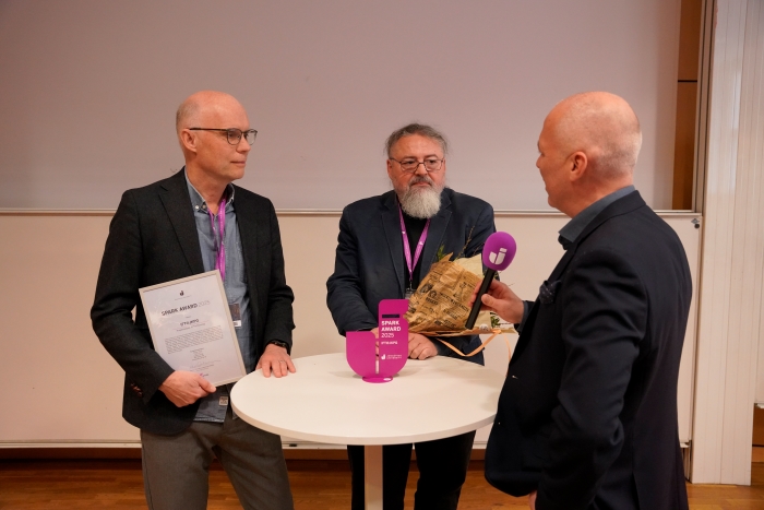 Attila Diószegi, professor i gjuteriteknologi på JTH och projektledare för det vinnande forskningsprojektet IFT@JKPG tillsammans med Pål Schmidt från Volvo, ett av partnerföretagen i projektet. Här i samtal med moderator Johan Wangström. 