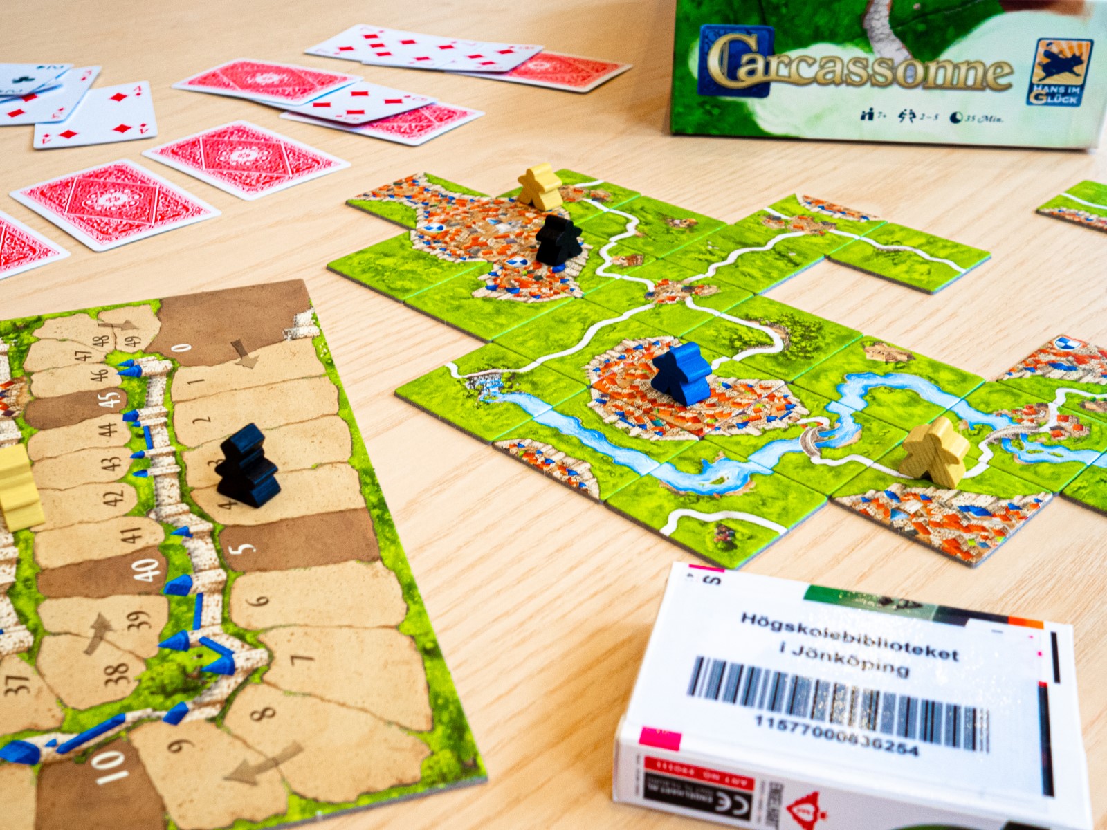 Ett brädspel och en kortlek som ligger på ett bord