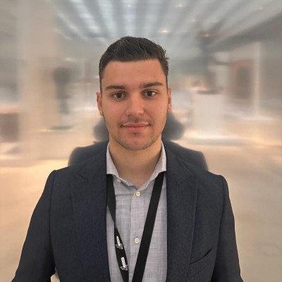 JU student som tittar in i kameran på en konferens