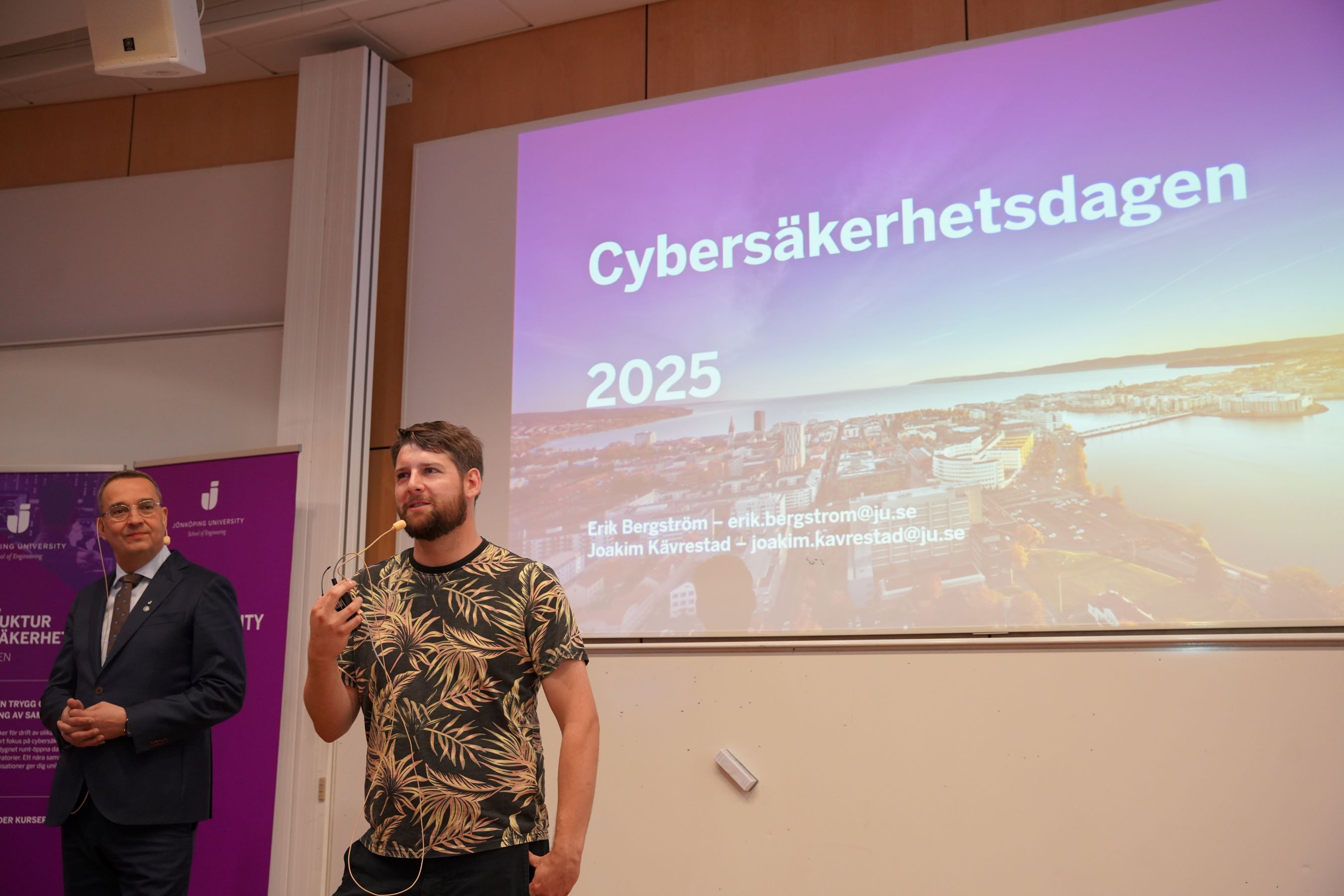 Två män som talar för åhörare.