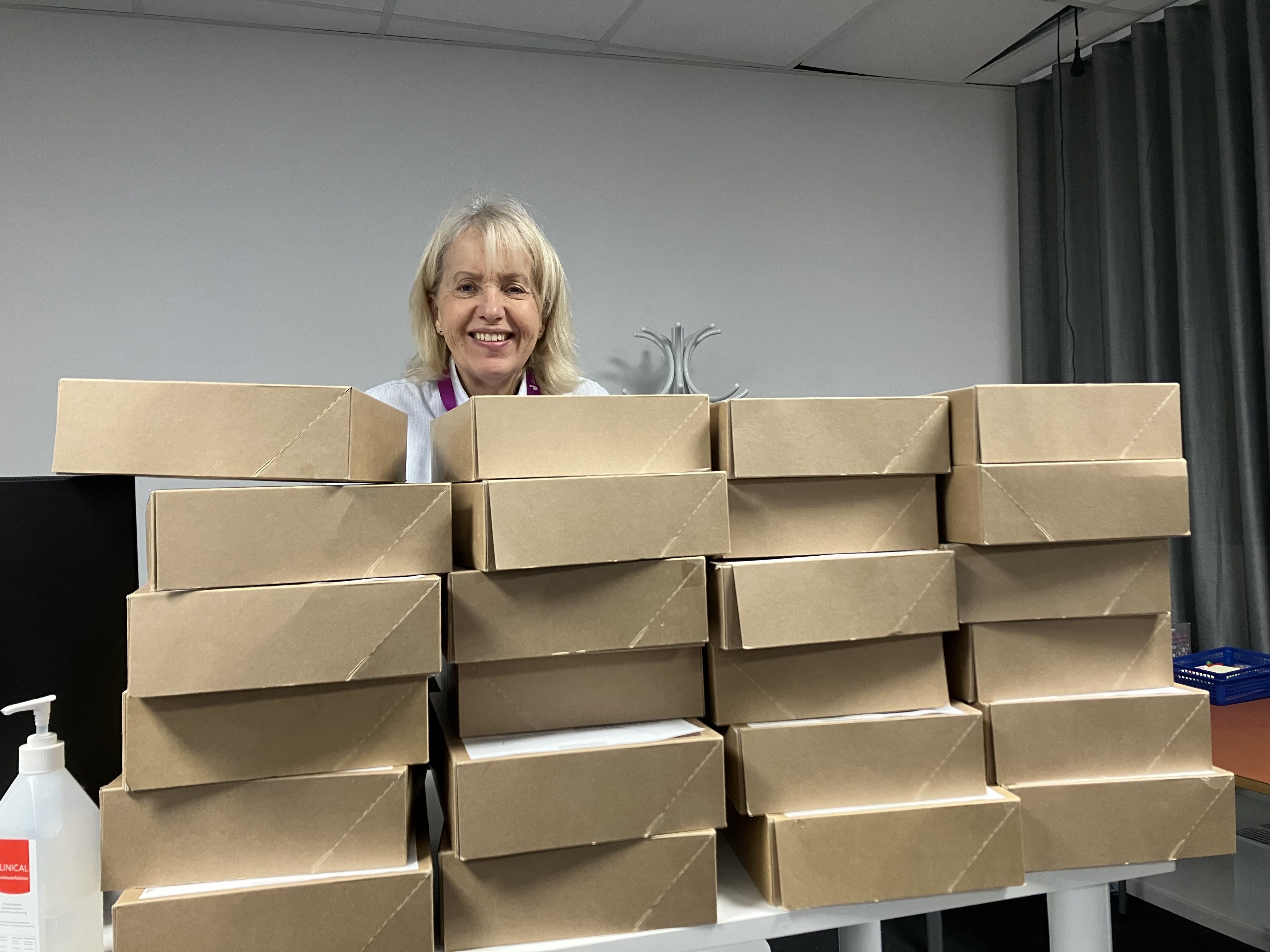 Blond kvinna med lådor