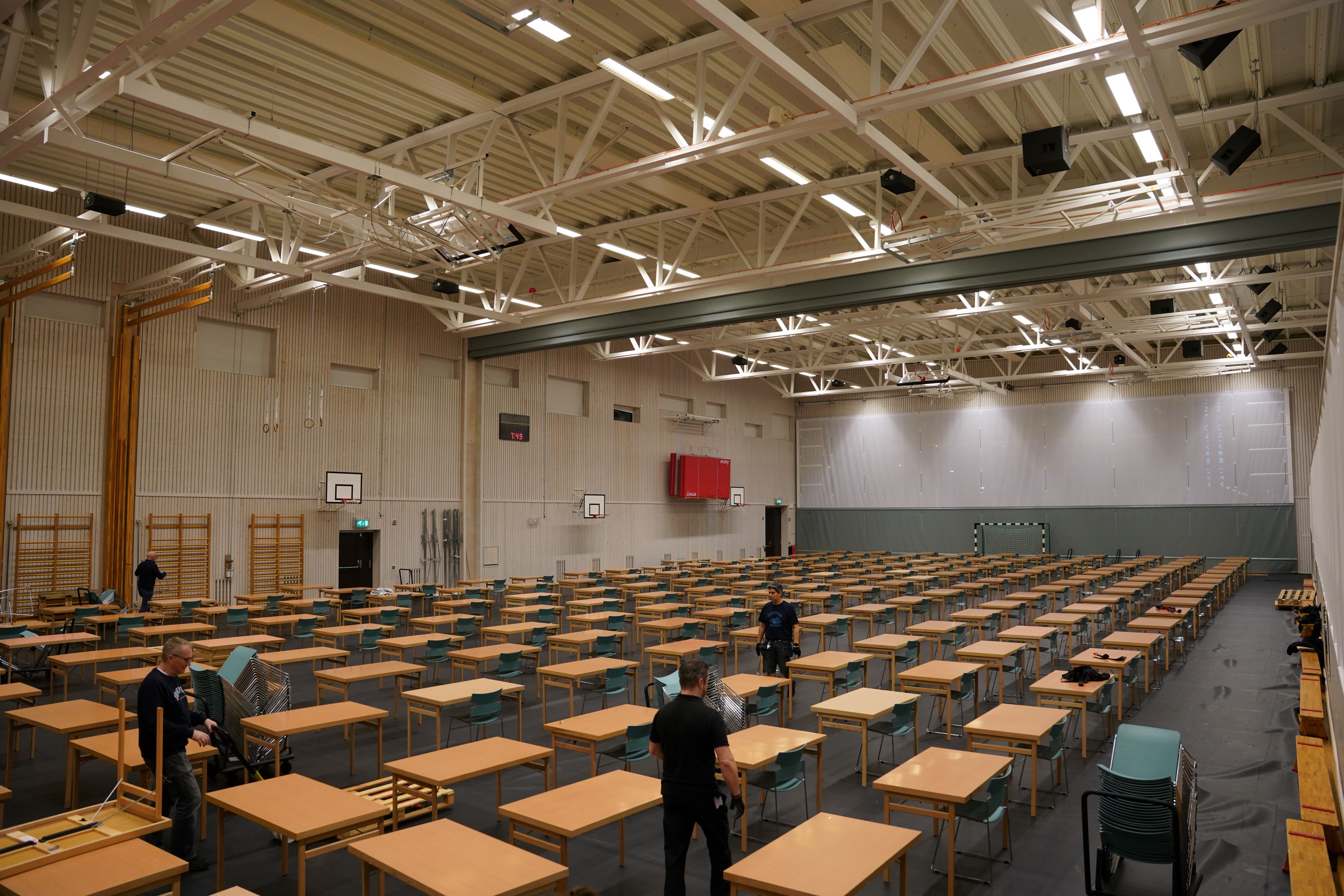 Många bord och stolar